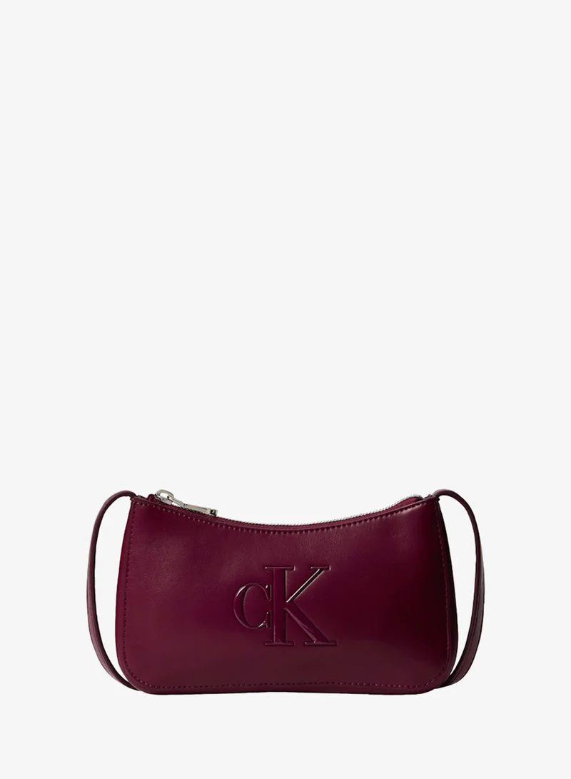 كالفن كلاين حقيبة كتف صغيرة بشعار